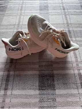 Hoka Women’s Clifton 9 in wide size 7.5 2E *READ SIZE IN DESCRIPTION*